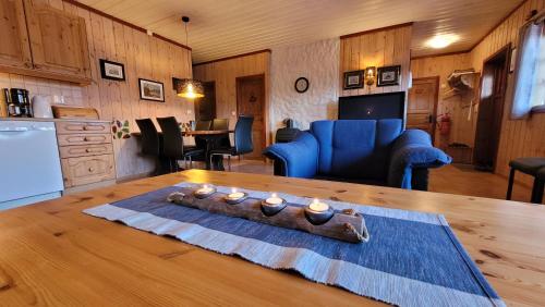 特吕西尔Solbjørnlia Apartments的客厅配有带蜡烛的桌子