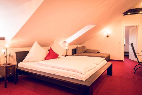 讷凡姆伊恩涅德巴Schlosshotel Neufahrn的阁楼上的卧室配有一张大床