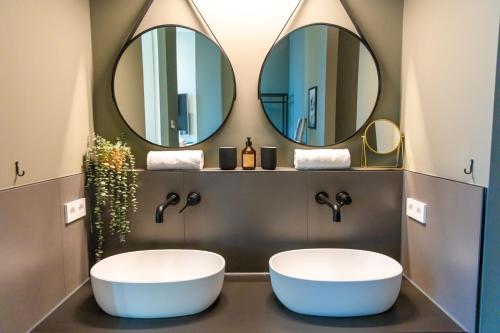 奥尔登堡CABANA - TheView - 10th Floor - Terrasse - Waterfront - Hafenviertel的浴室设有2个水槽和2个镜子