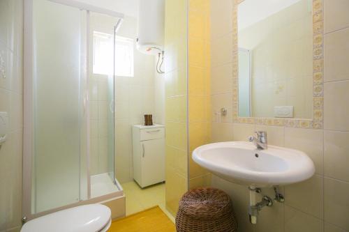 拉维尼Apartment Gino的一间带水槽、卫生间和淋浴的浴室