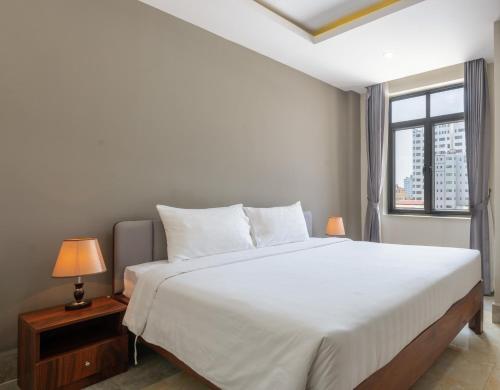 金边SOHO Residence的卧室设有一张白色大床和一扇窗户。