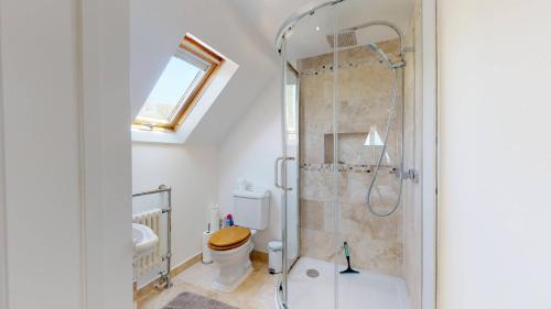 巴拉顿Spring Hill Cottage的带淋浴和卫生间的浴室