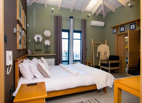 塞雷Villa Porgio Mountain View的卧室配有一张带白色床单和枕头的大床。