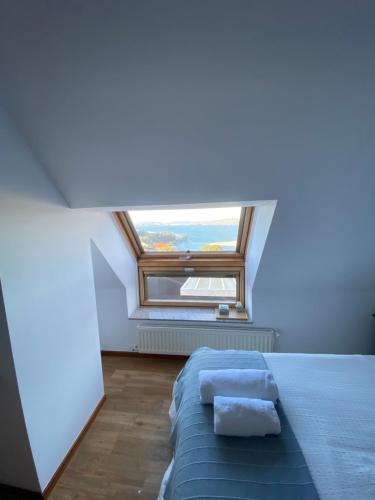 拉科鲁尼亚EL TRASTERO DE PALMERO的一间卧室设有一张床和一个大窗户