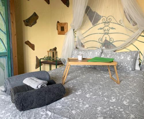 圣克鲁斯-德特内里费CASA RURAL CANARIA HOMBRE DE PALO的一间卧室配有一张桌子和一张床铺