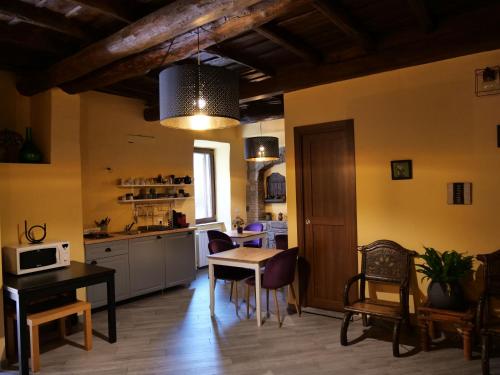 维泰博Al Cardinale的厨房以及带桌椅的用餐室。