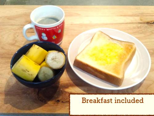 神户TONARINO Hostel for Backpackers的一块带烤面包和一杯咖啡的盘子