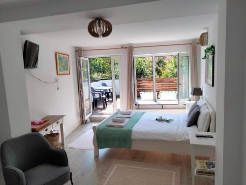 布拉索夫Casa Scheiana的卧室配有床、椅子和窗户。