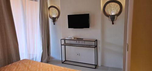 切尔沃港Green Park Hotel的卧室配有壁挂式电视和床。