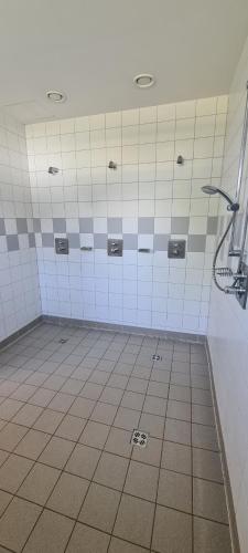 采尔特韦格Camping Sportzentrum Zeltweg - a silent alternative的浴室设有白色瓷砖淋浴。