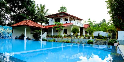 本托塔Villana Villa Bentota的别墅前设有游泳池