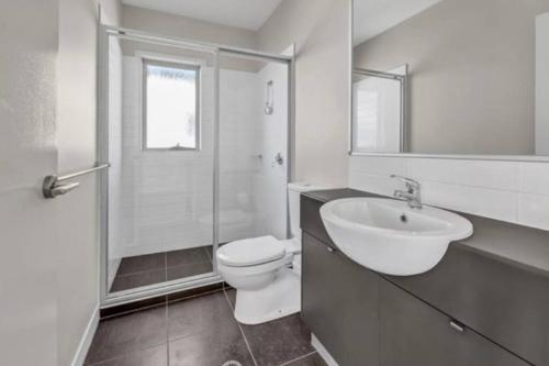 黄金海岸Self contained guest house - sleeps 4的白色的浴室设有卫生间和水槽。