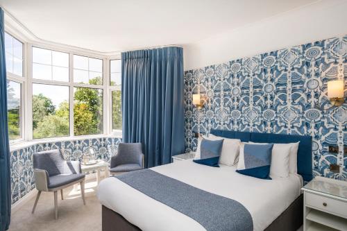 布罗姆利伦敦布罗姆利法院酒店的酒店客房设有床和窗户。