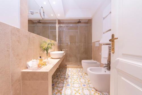 格罗塔费拉塔葛拉索利公园别墅酒店的一间带水槽、卫生间和淋浴的浴室