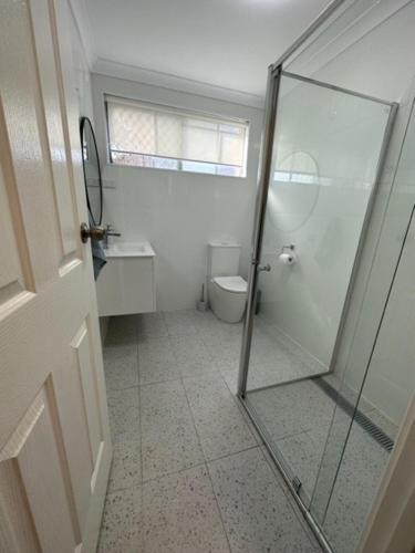 杰拉尔顿Harbour View 49 Urch Street Unit 4的一间带玻璃淋浴和卫生间的浴室