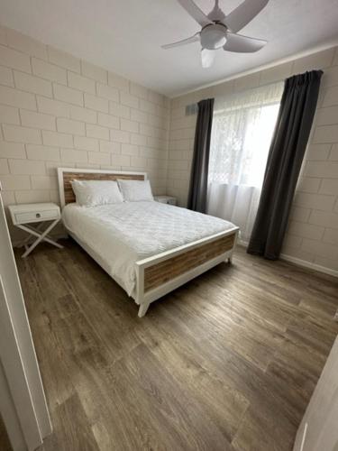 杰拉尔顿Harbour View 49 Urch Street Unit 4的一间卧室配有一张床和吊扇