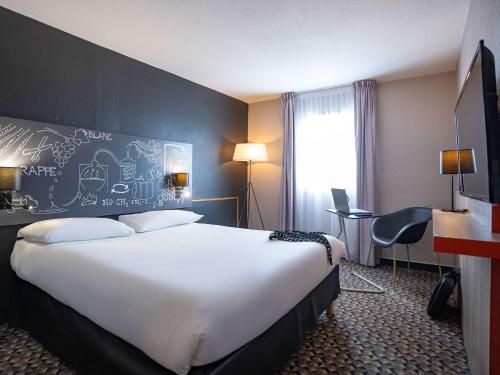 沙托贝尔纳尔科納克宜必思尚品酒店的一间设有大床和窗户的酒店客房