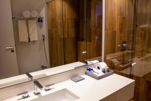 维多利亚Hotel Senac Ilha do Boi的一间带水槽和大镜子的浴室