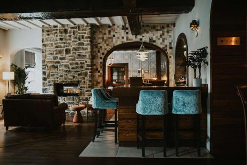 达灵顿The Croft Hotel, BW Signature Collection的客厅设有带蓝色椅子的酒吧