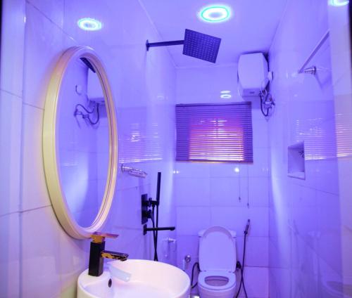 GwarinpaSomewhere Apartment的一间带水槽、镜子和卫生间的浴室