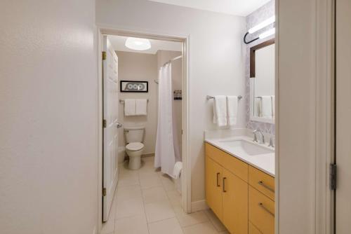 安多弗Sonesta ES Suites Andover Boston的白色的浴室设有水槽和卫生间。