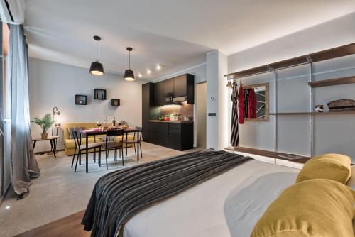 维纳利亚瑞勒Casa RIGOLA by Apartments To Art的一间带大床的卧室和一间餐厅