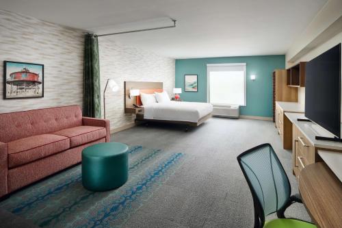 陶森Home2 Suites By Hilton Towson的酒店客房,配有床和沙发