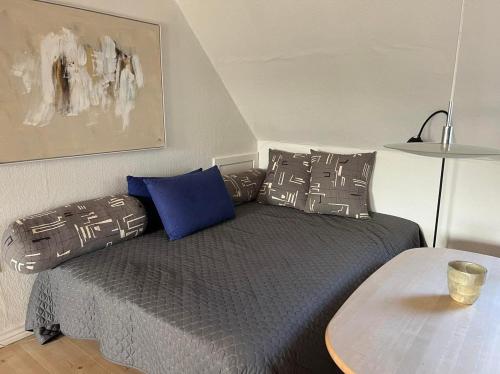 HavndalKondrupgaard的一张带枕头的床铺和一张桌子