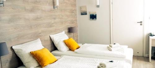 索波特火焰山别墅 的客厅配有2张白色沙发和黄色枕头