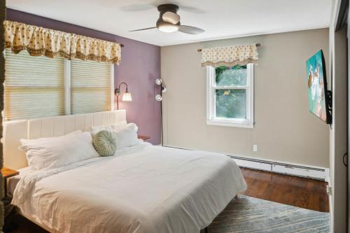 赫恩登Private 4 bed home in 1 acre lot - 10 mins to IAD airport的卧室配有白色的床和窗户。