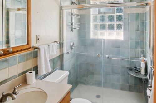 赫恩登Private 4 bed home in 1 acre lot - 10 mins to IAD airport的带淋浴、卫生间和盥洗盆的浴室