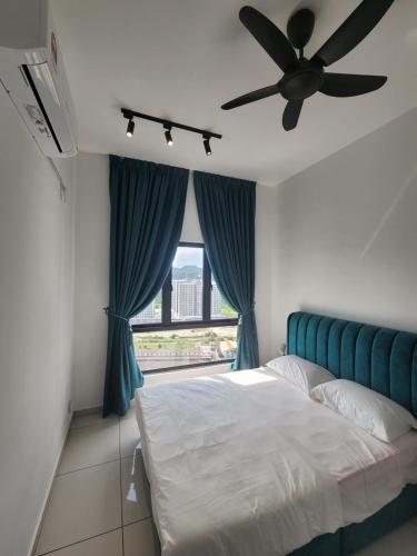 怡保The Horizon - Ipoh的一间卧室配有一张带风扇和窗户的床。