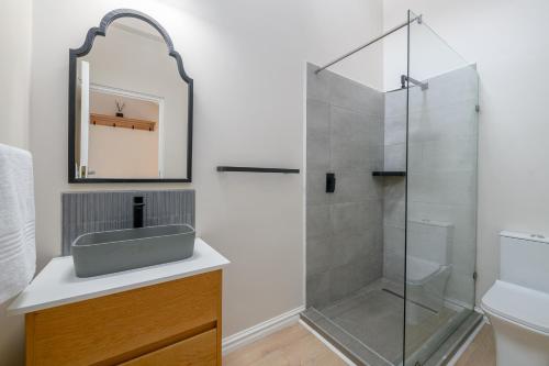 绍斯布鲁姆San Lameer Villa 3009 - 3 Bedroom Superior - 6 pax - San Lameer Villa Rental的带淋浴和盥洗盆的浴室