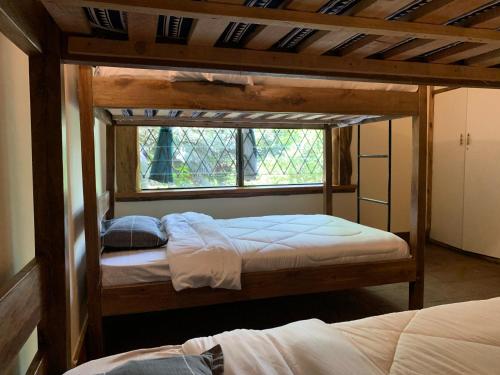 内罗毕Mad Vervet Nairobi Backpackers Hostel的带窗户的客房内的两张双层床