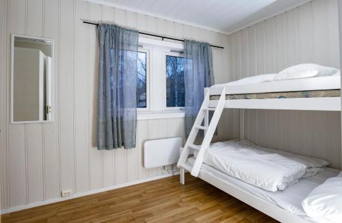 利勒哈默尔Lillehammer Camping的一间卧室设有两张双层床和一扇窗户。