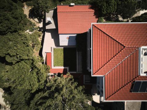 布雷拉Apartments Bikin的享有红色屋顶房屋的顶部景色