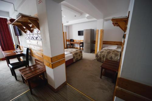 苏恰瓦Pensiunea Meteora的酒店客房配有两张床和一张书桌