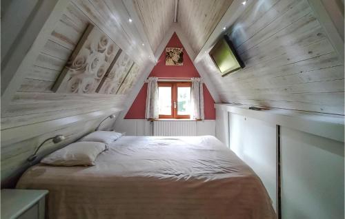 BovenwezetStunning Home In Rekem-lanaken With Wifi的一间小卧室,阁楼上配有一张床
