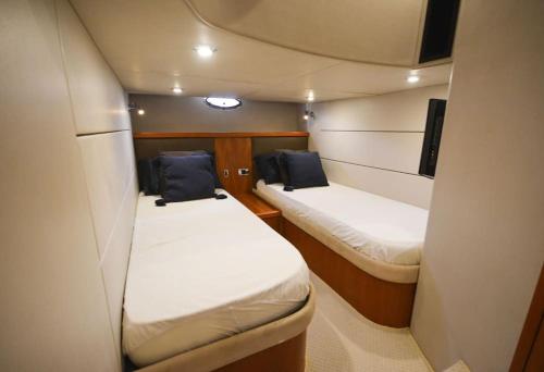 费特希耶Special Yacht Rental in Gocek的小房间,船上有两张床