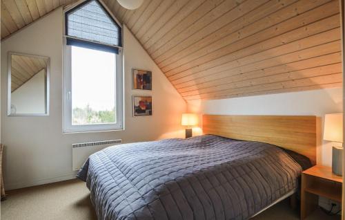 朗尼赫德2 Bedroom Stunning Apartment In Nrre Nebel的一间卧室设有一张大床和一个窗户。