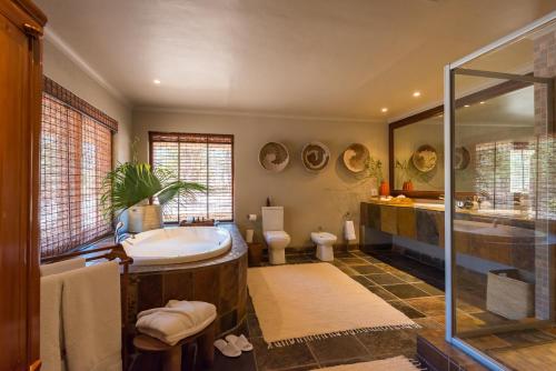 提姆巴瓦提禁猎区Simbavati River Sands的带浴缸、卫生间和盥洗盆的浴室