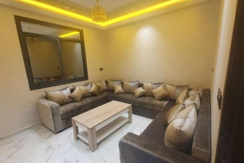 纳祖尔Selouane的客厅配有沙发和桌子