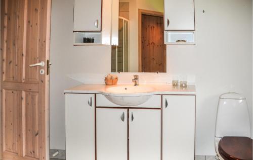 奥克斯伯尔Cozy Home In Oksbl With Wifi的一间带水槽和镜子的浴室