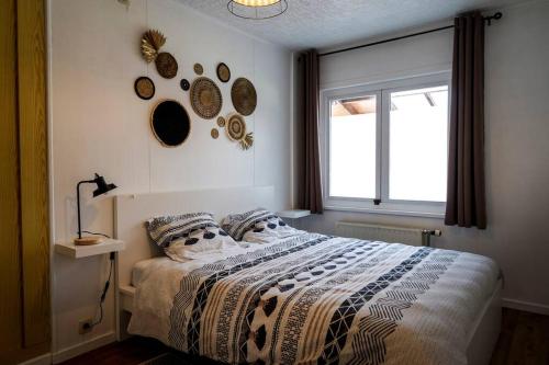 蒙斯Villa spacieuse et accueillante的卧室配有带枕头的床铺和窗户。