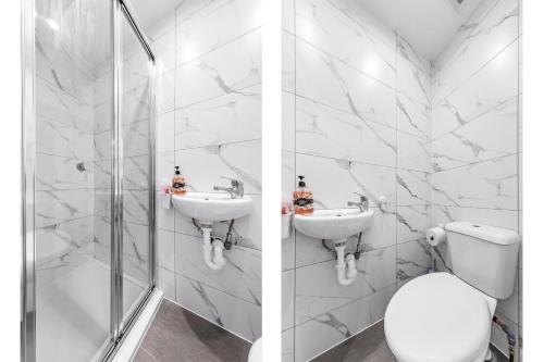 FelthamCozy Serviced Room in Feltham Heathrow London TW13的白色的浴室设有卫生间和水槽。