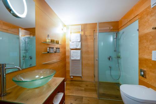 劳特拉赫劳特拉施宫酒店的一间带玻璃碗水槽和淋浴的浴室