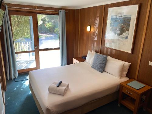 伯恩特隆斯代尔波因特朗斯代尔宾馆的一间卧室配有一张带遥控器的床