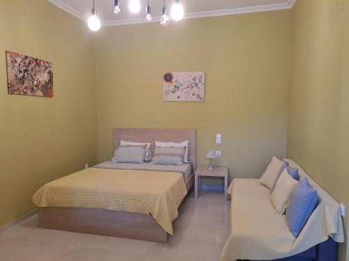 科洛皮奥Vicky's place,near Athens airport的一间卧室配有两张床和椅子