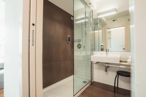 卡斯特努沃德加尔达Mod 05 Bike Hotel的带淋浴和盥洗盆的浴室