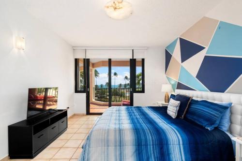 乌马考BEACH ACCESS + 3 Pools + OCEAN VIEWS - 2BR In Palmas - Sleeps 7的一间卧室配有一张大床和电视